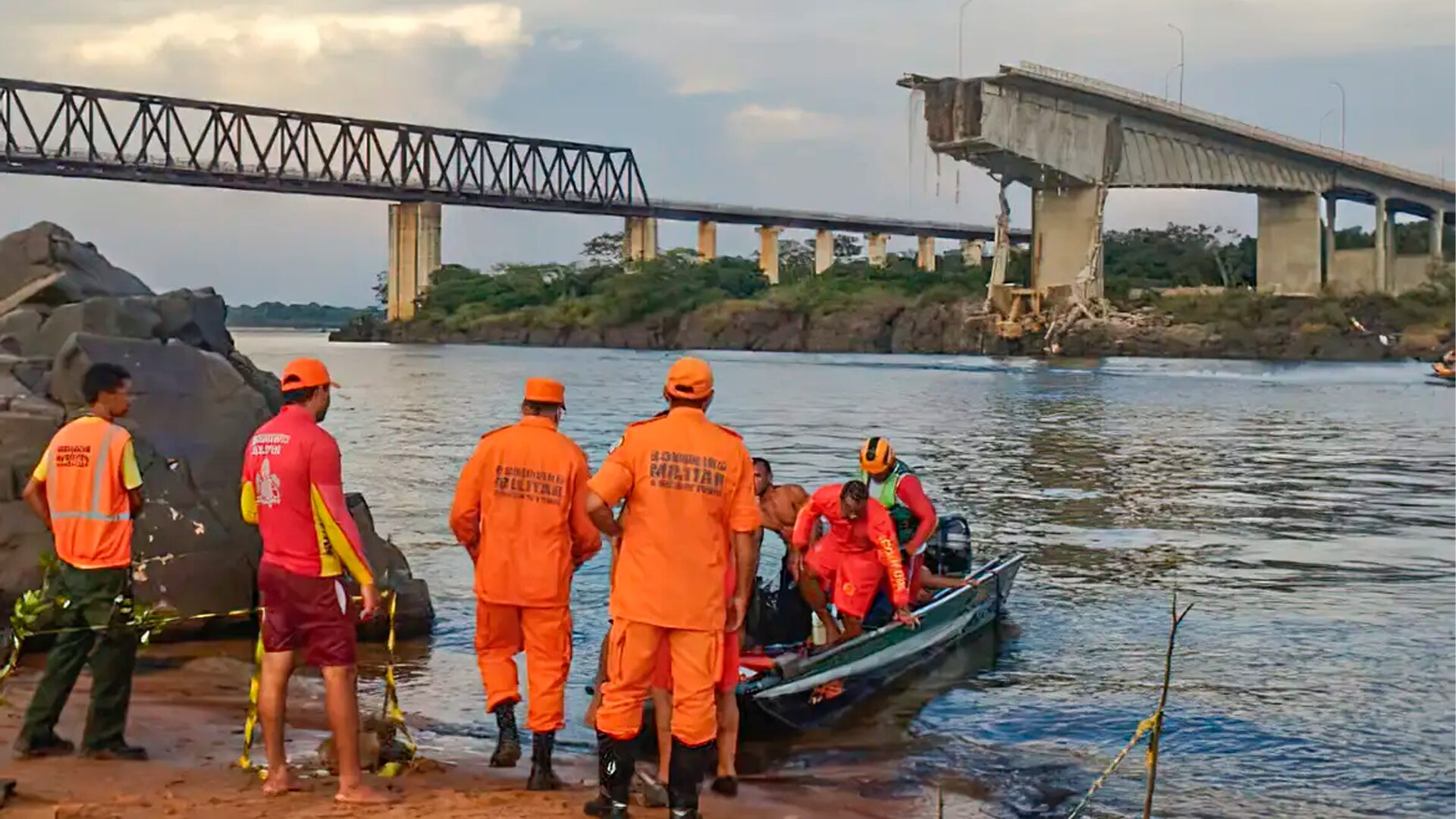 Chega a oito o número de mortes confirmadas após queda de ponte