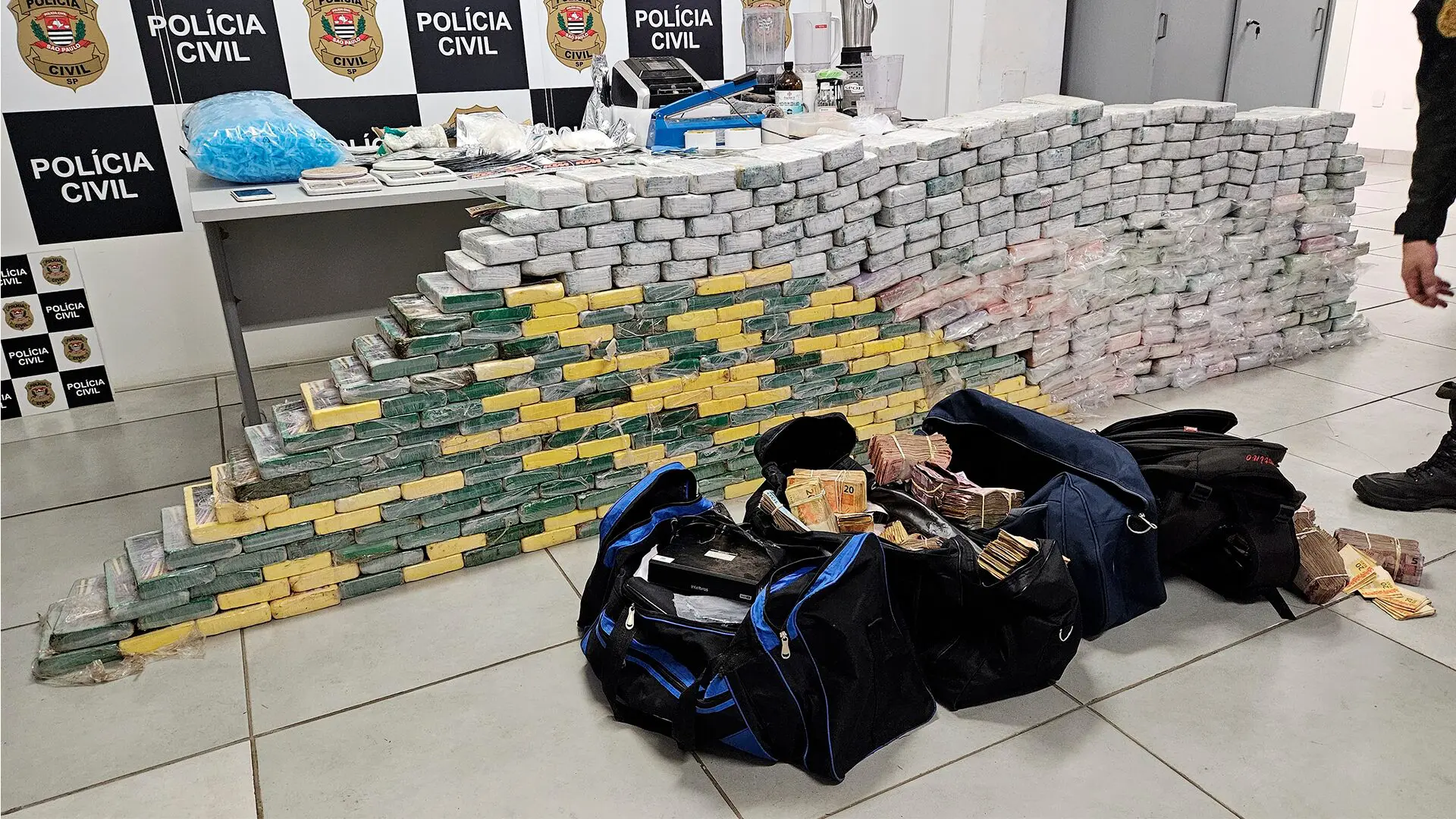 Dise apreende mais de 400 kg de drogas e enorme quantidade de dinheiro em Limeira