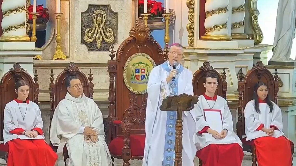 Dom José Celebra Missa na Catedral Cristo é o presente de Deus para nós