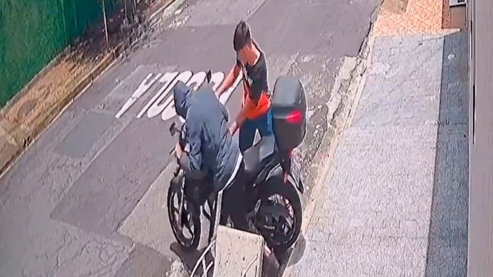 Dupla furta moto estacionada na Vila São Luiz em Limeira