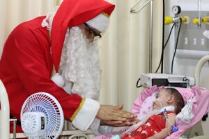 Enfermeiro vira Papai Noel, alegra pacientes e ouve pedidos em hospital