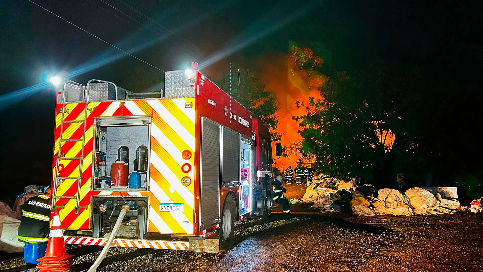 Incêndio atinge barracão de reciclados em Cordeirópolis