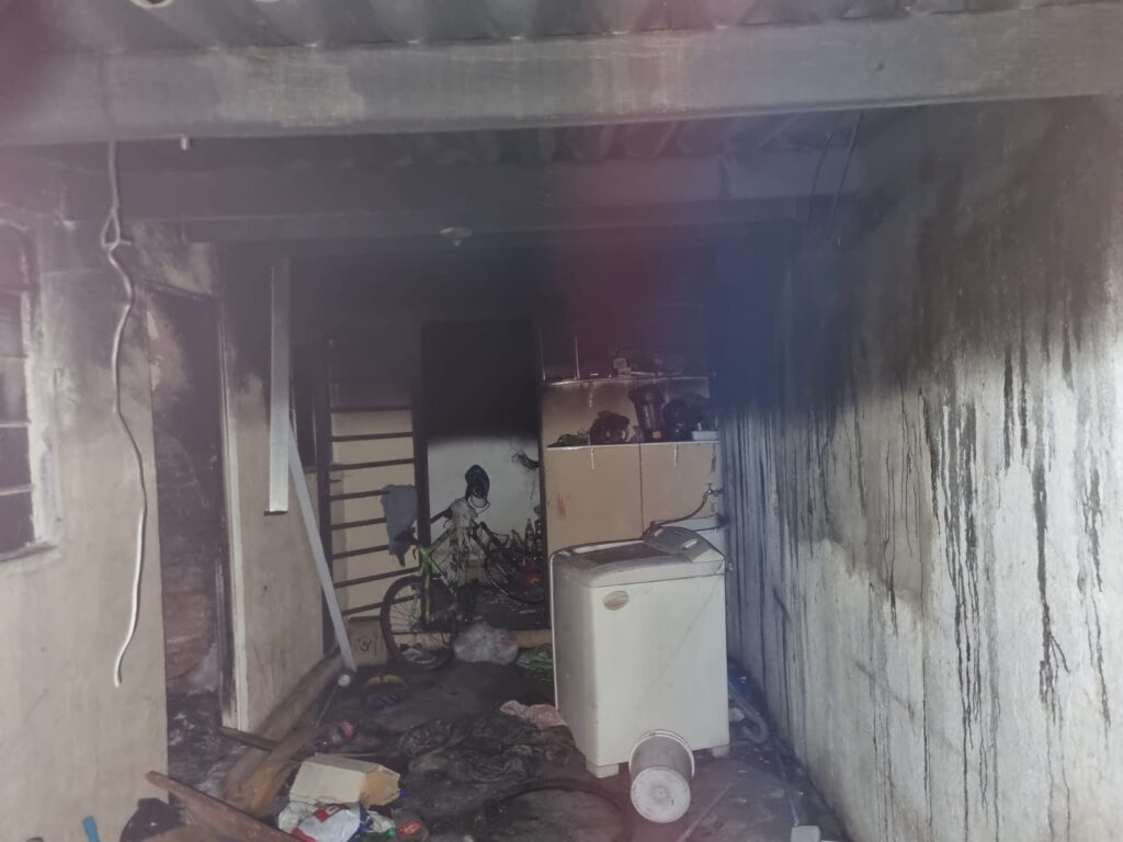 Incêndio destrói casa dos fundos no Jardim Santo André, em Limeira3