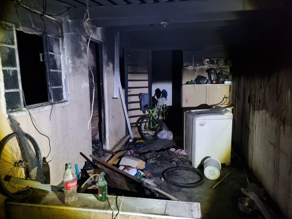 Incêndio destrói casa dos fundos no Jardim Santo André, em Limeira4