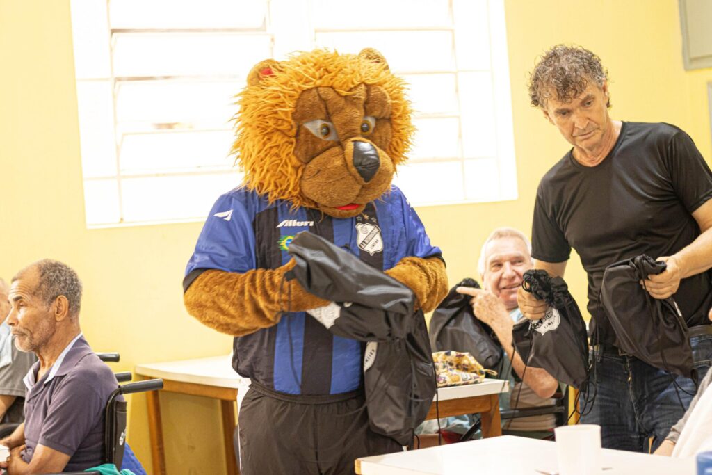 Leãozinho da Inter visita asilo João Kühl Filho, em Limeira 2