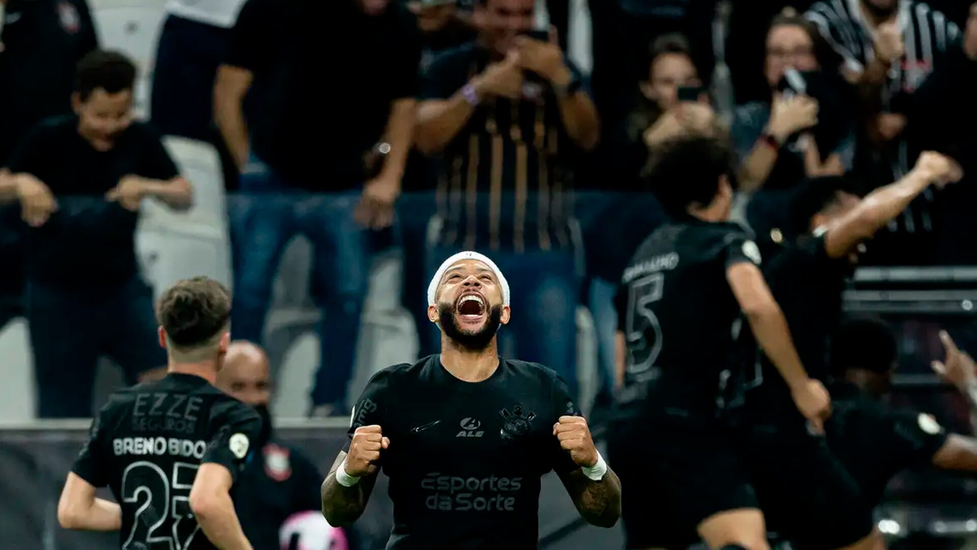 Memphis brilha e Corinthians vence para ficar perto da Pré-Libertadores