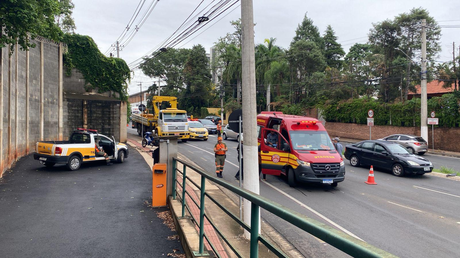 Motociclista fica ferido após acidente entre motos na Av. Lauro Corrêa