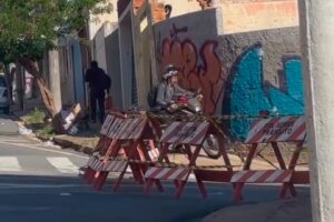 Motociclistas cruzam viaduto Jânio Quadros mesmo com interdição