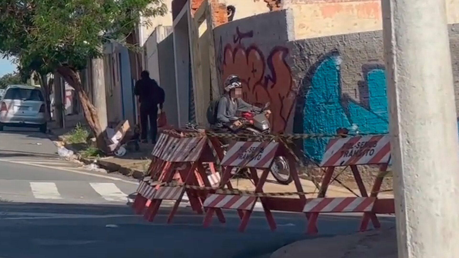 Motociclistas cruzam viaduto Jânio Quadros mesmo com interdição