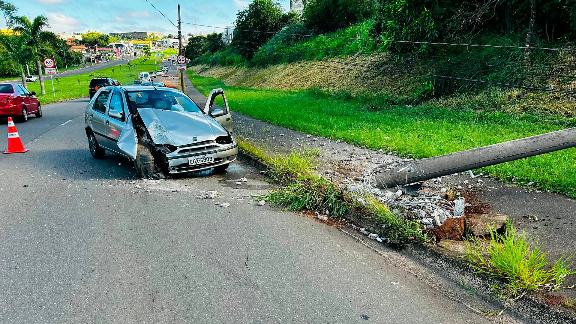 Motorista perde o controle e atinge poste no Anel Viário, em Limeira