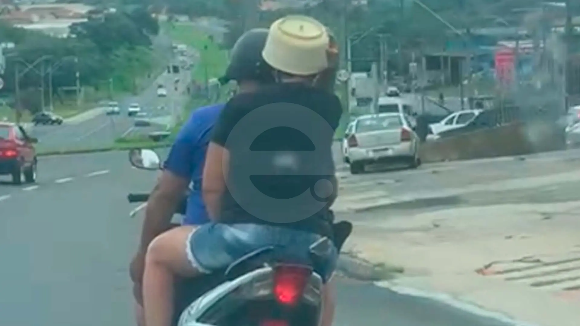 Mulher é flagrada andando de moto com vasilha na cabeçaa