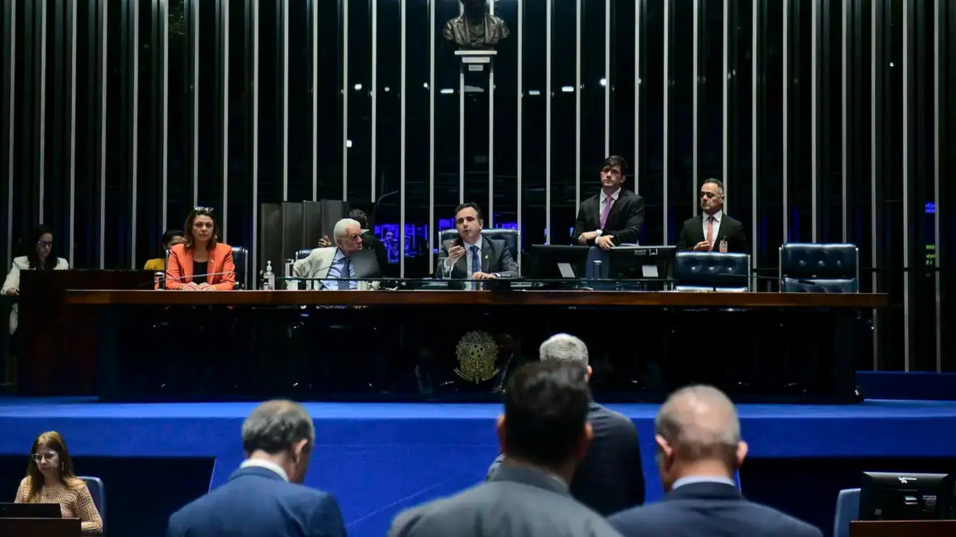 Senado aprova teto para salário mínimo e mudanças no BPC