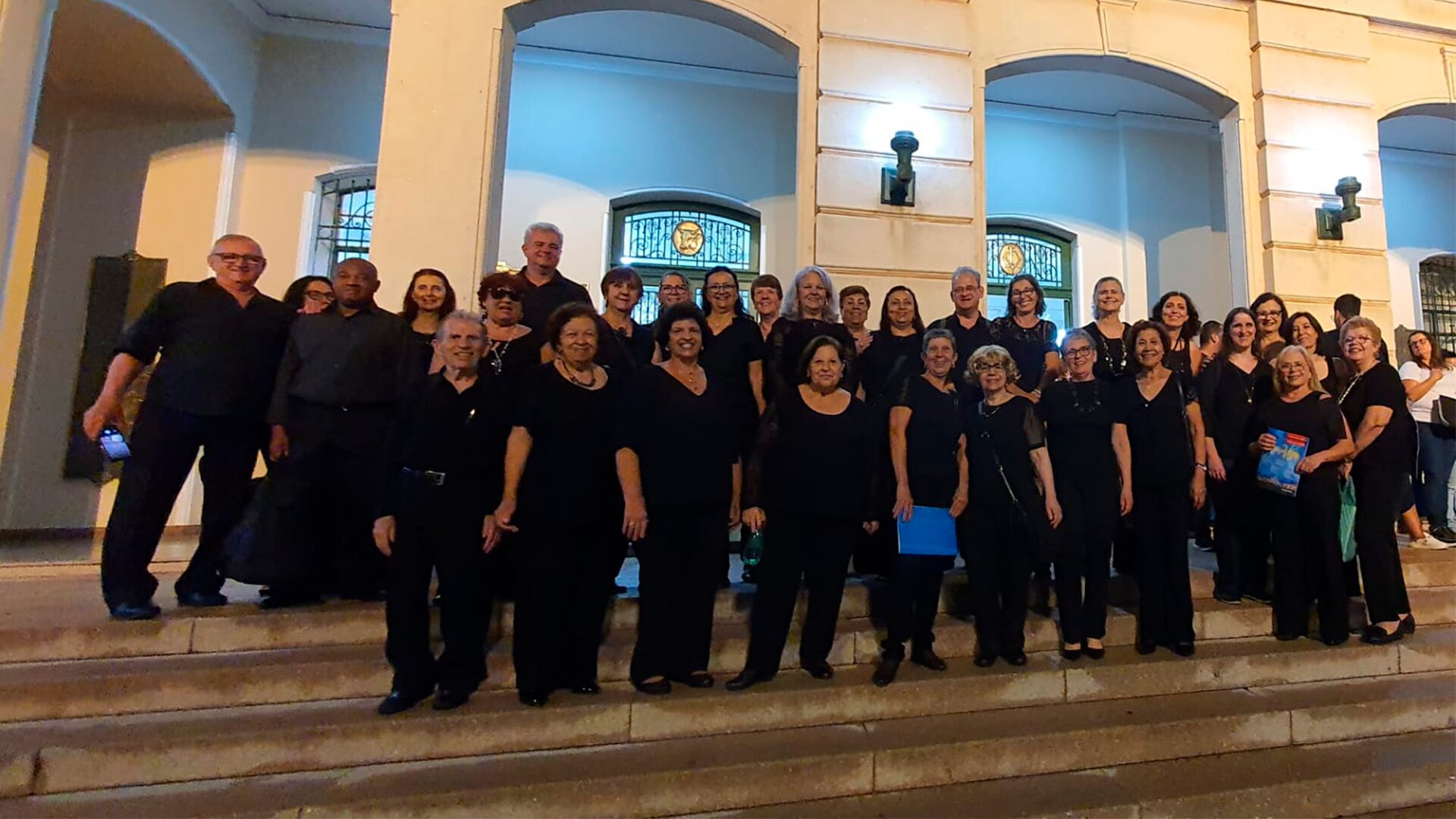 Teatro Vitória recebe corais do Maestro Rosivaldo Mena Peres