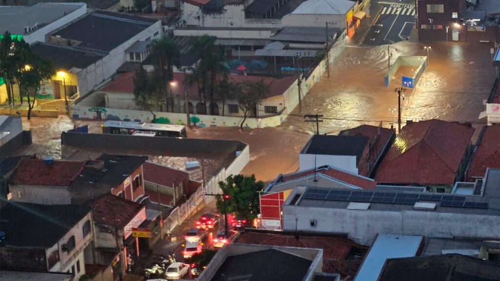 Tempestade atinge Limeira e causa diversos alagamentos