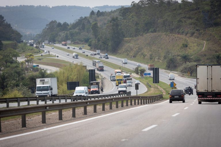 Mais de 3,8 milhões veículos devem passar por rodovias de SP durante o Ano Novo