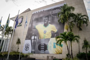 Vini Jr. é homenageado na fachada da sede da CBF