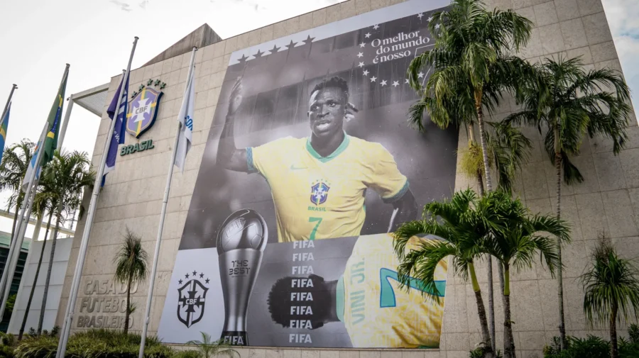 Vini Jr. é homenageado na fachada da sede da CBF