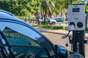 Carro elétrico abastecendo em ponto de abastecimento elétrico