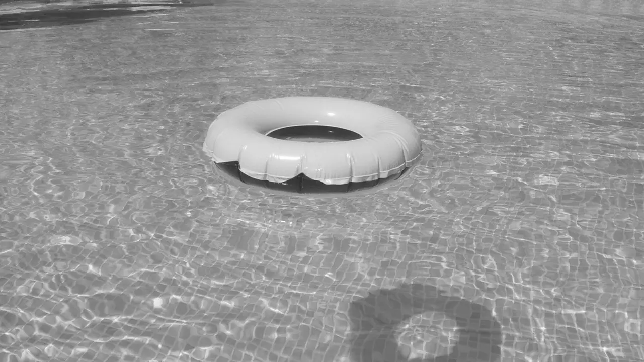 Identificada criança que morreu afogada em piscina em Limeira