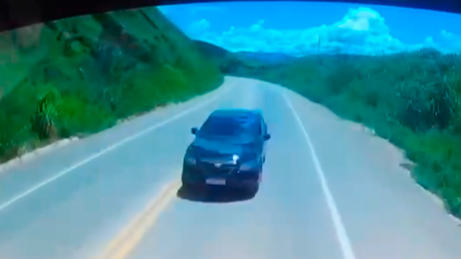 Acidente entre carreta e dois veículos mata 4 pessoas em MG
