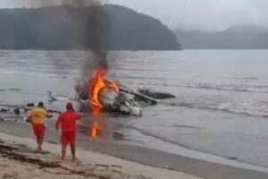 Avião atravessa pista e explode em praia de Ubatuba (SP)