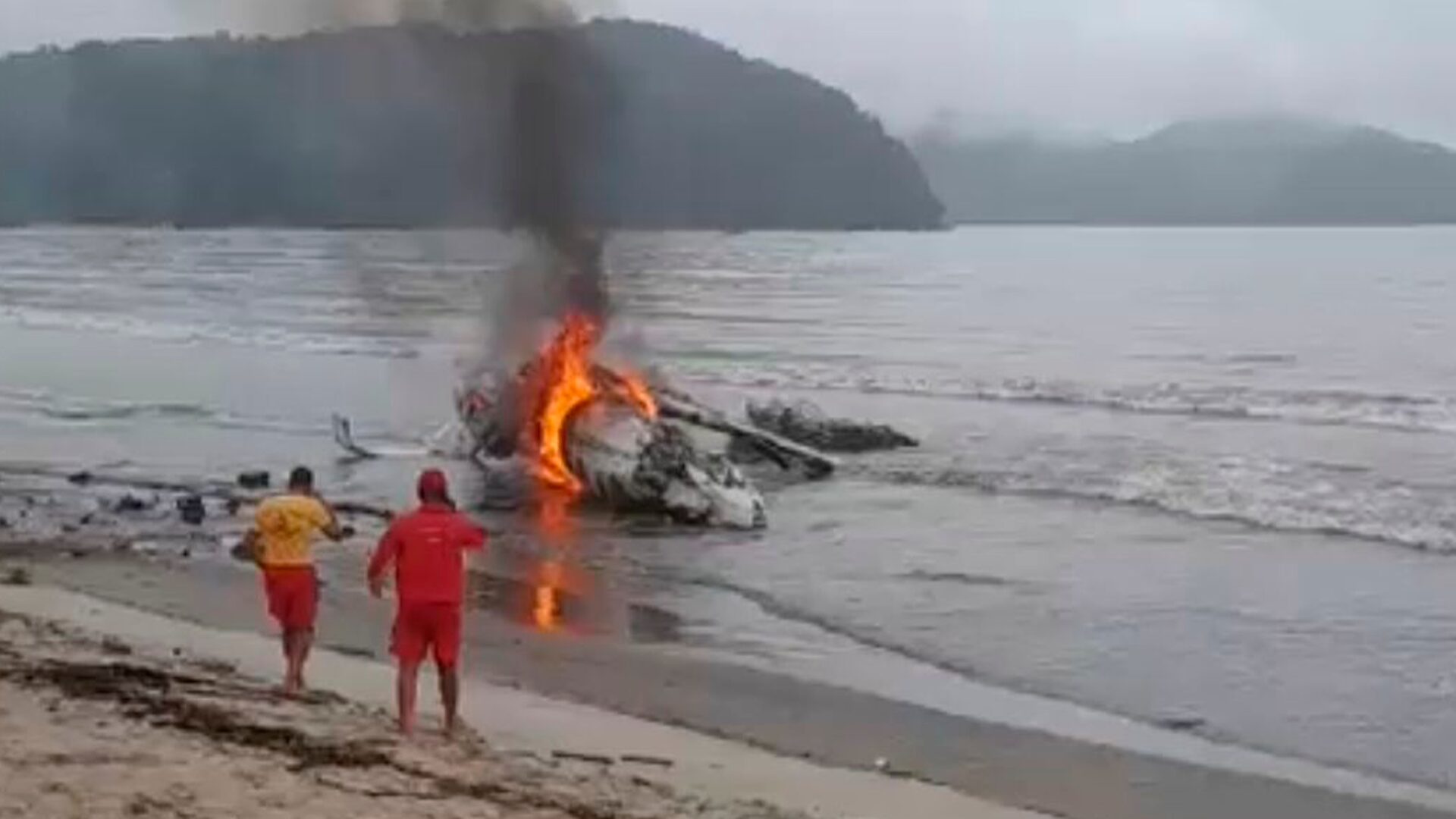 Avião atravessa pista e explode em praia de Ubatuba (SP)