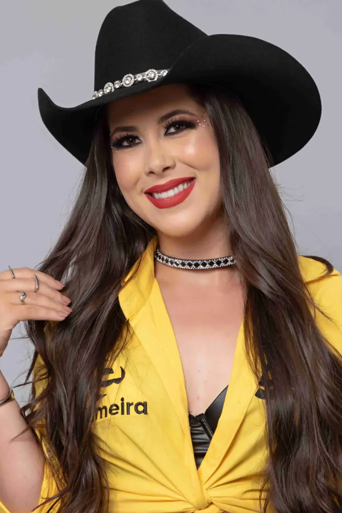 Camila-Queiroz-4