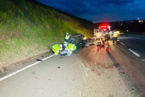 Colisão frontal deixa uma pessoa morta e outra gravemente ferida na Limeira-Piracicaba (1)