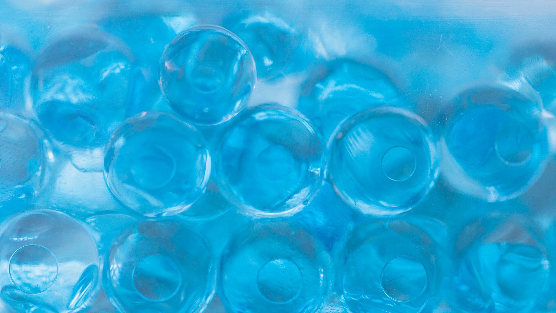 Com arma de brinquedo, crianças atingem mulher com bolinhas de gel