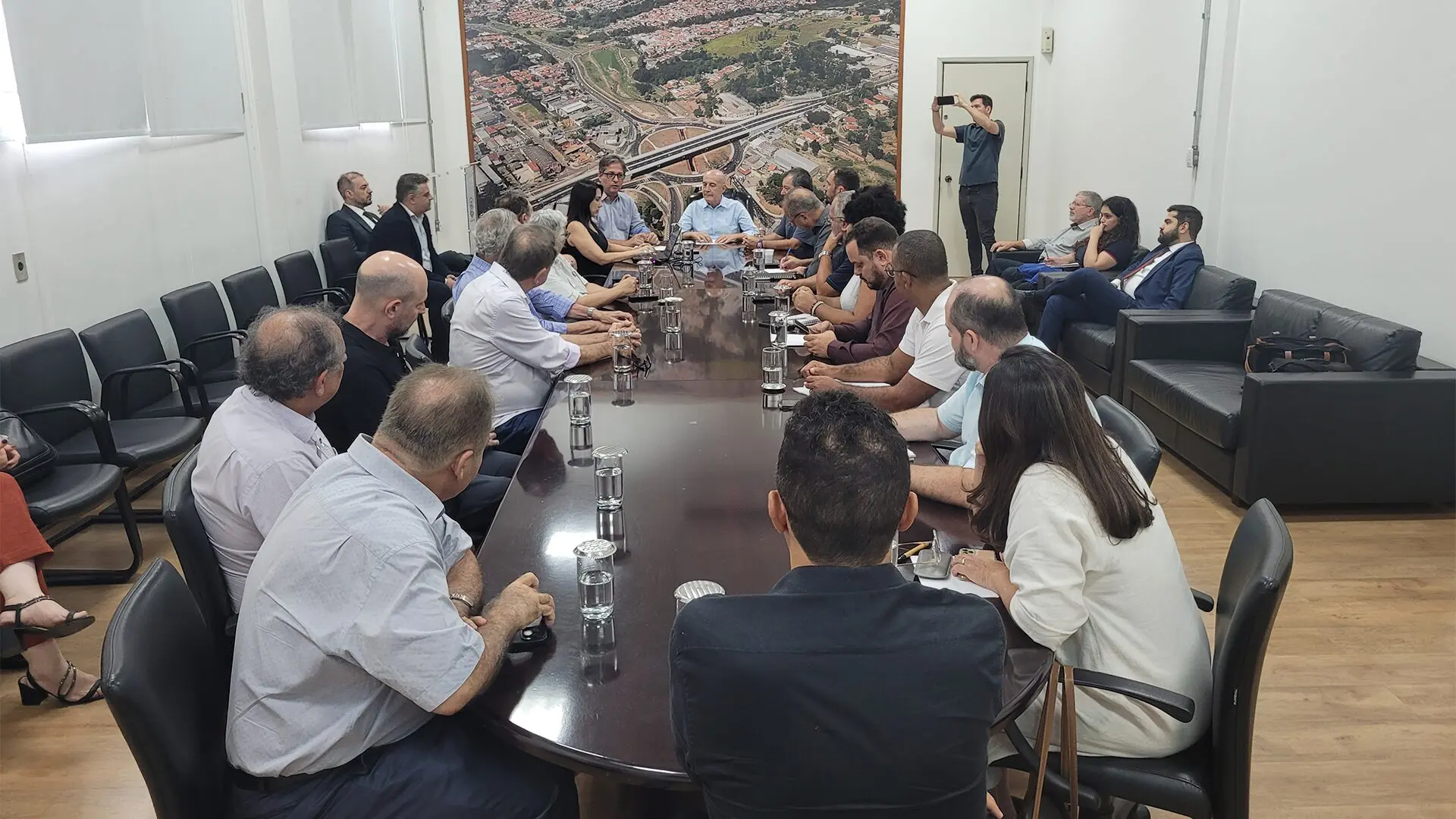 Comissão da Sociedade Civil faz primeira reunião para discutir crise financeira