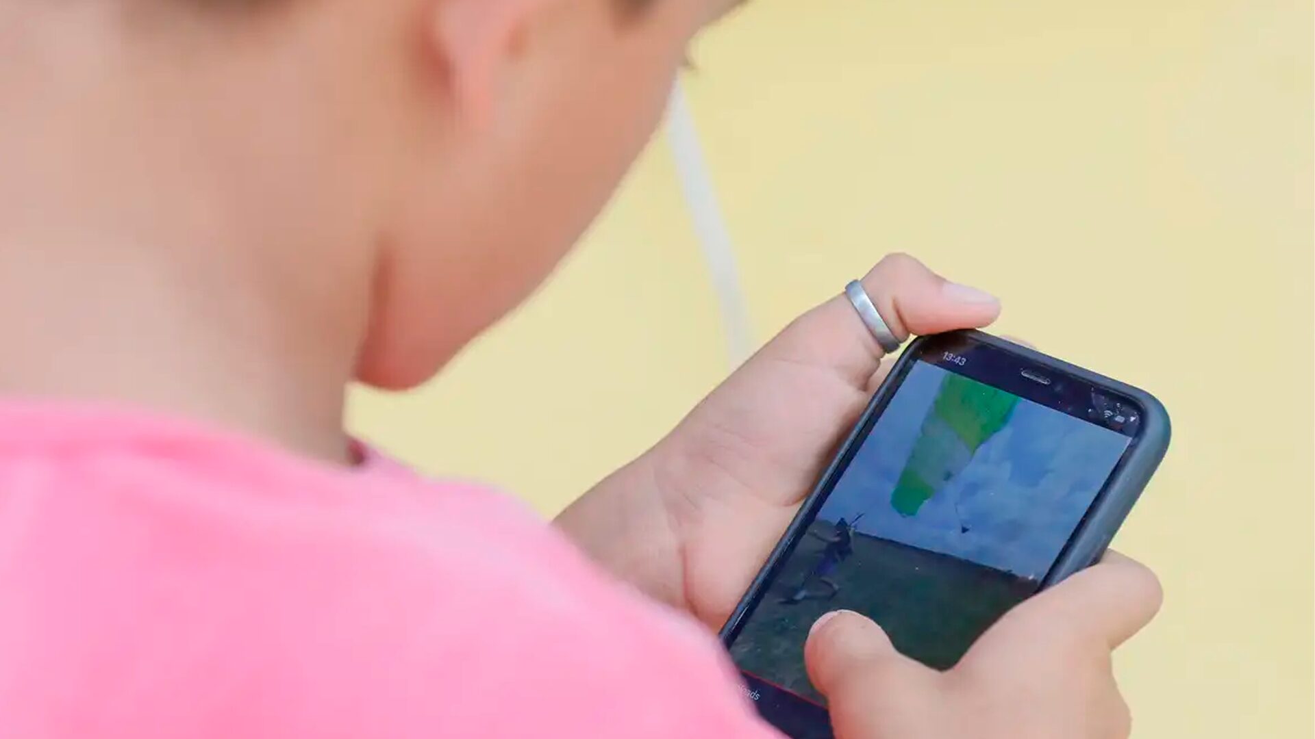 Escolas da educação básica iniciam ano letivo com proibição de celular