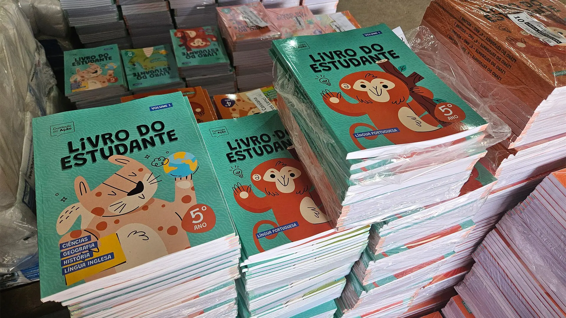 Escolas de Limeira recebem livros didáticos para alfabetização de alunos