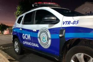 Homem briga com namorada por dívida e ateia fogo em veículo em Cordeirópolis