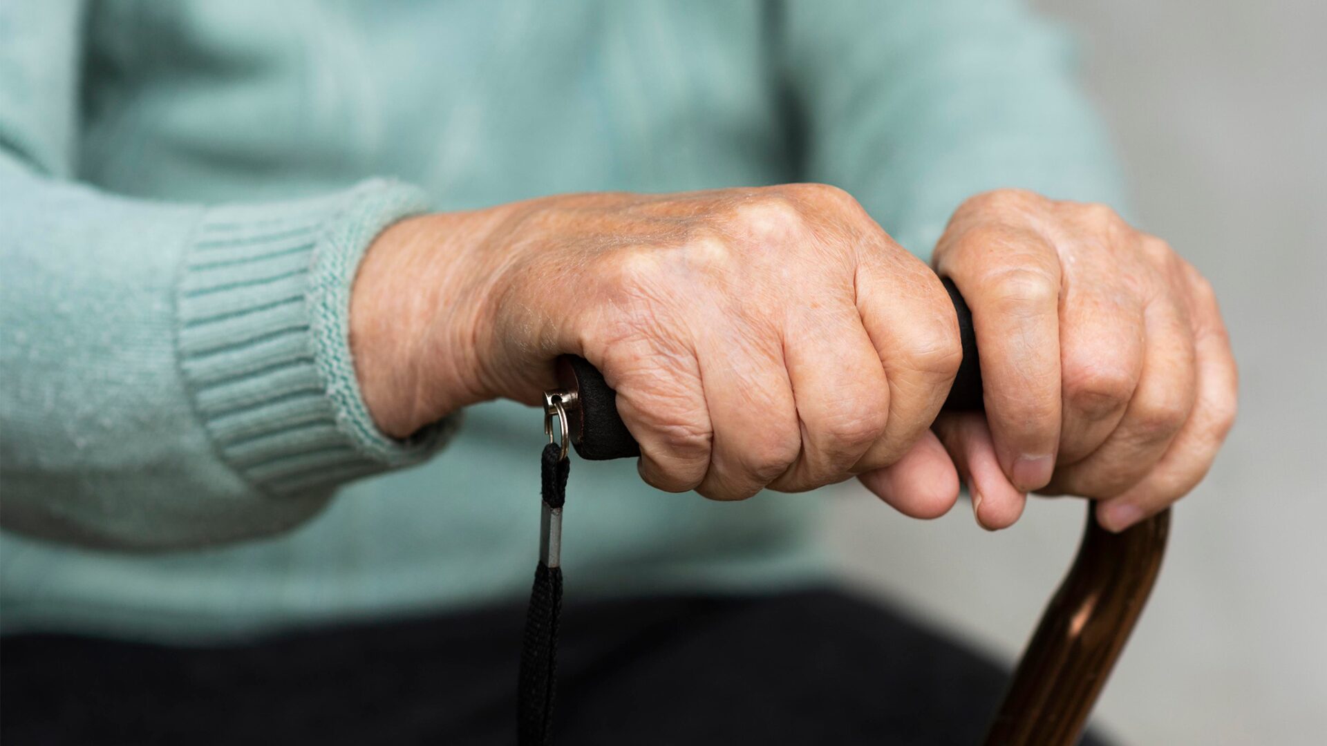 Idosa de 77 anos relata ser agredida pelo próprio filho em Limeira