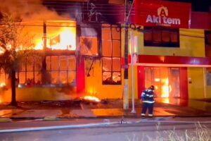Incêndio destrói barracão de loja no Jd. do Lago, em Limeira