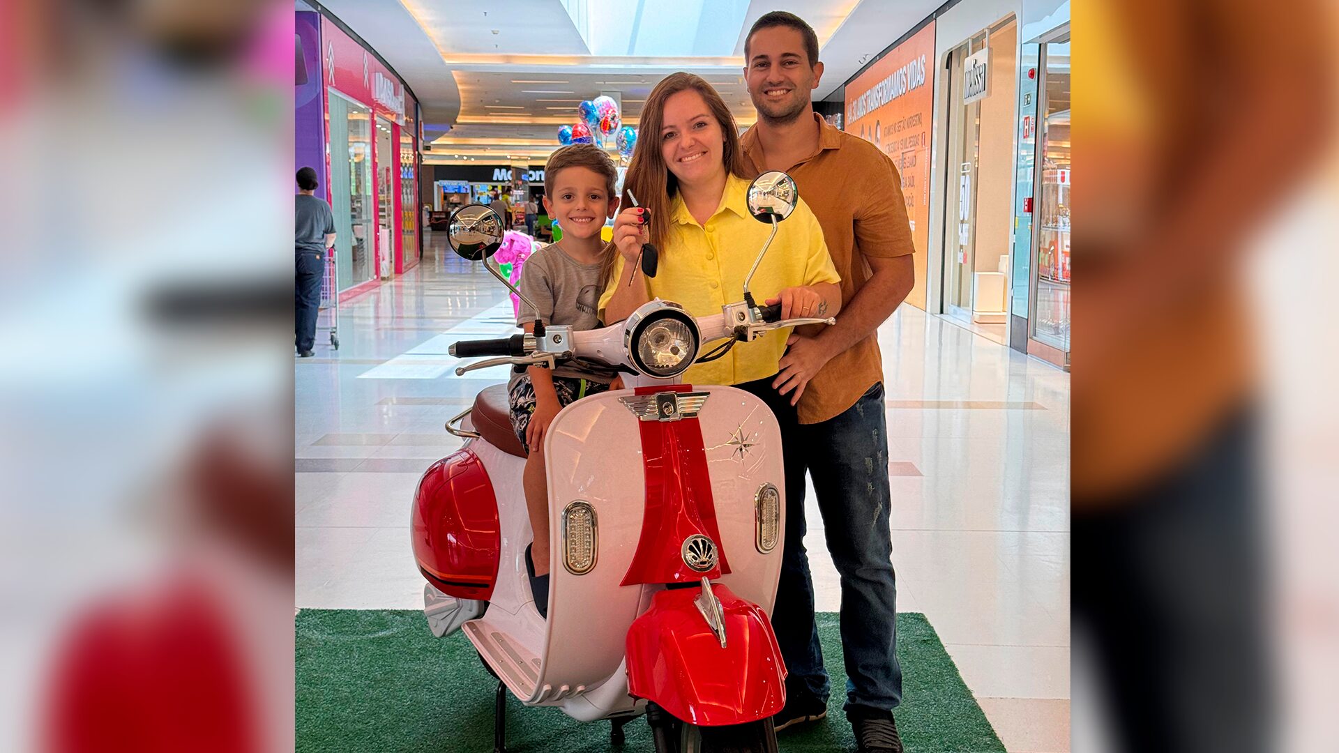 Limeira Shopping entrega moto elétrica a sorteada em promoção