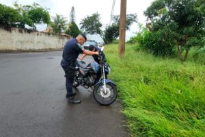 Moto furtada é encontrada escondida em área verde de Limeira