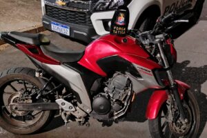 PM prende dois jovens com moto furtada no Natal, em Limeira