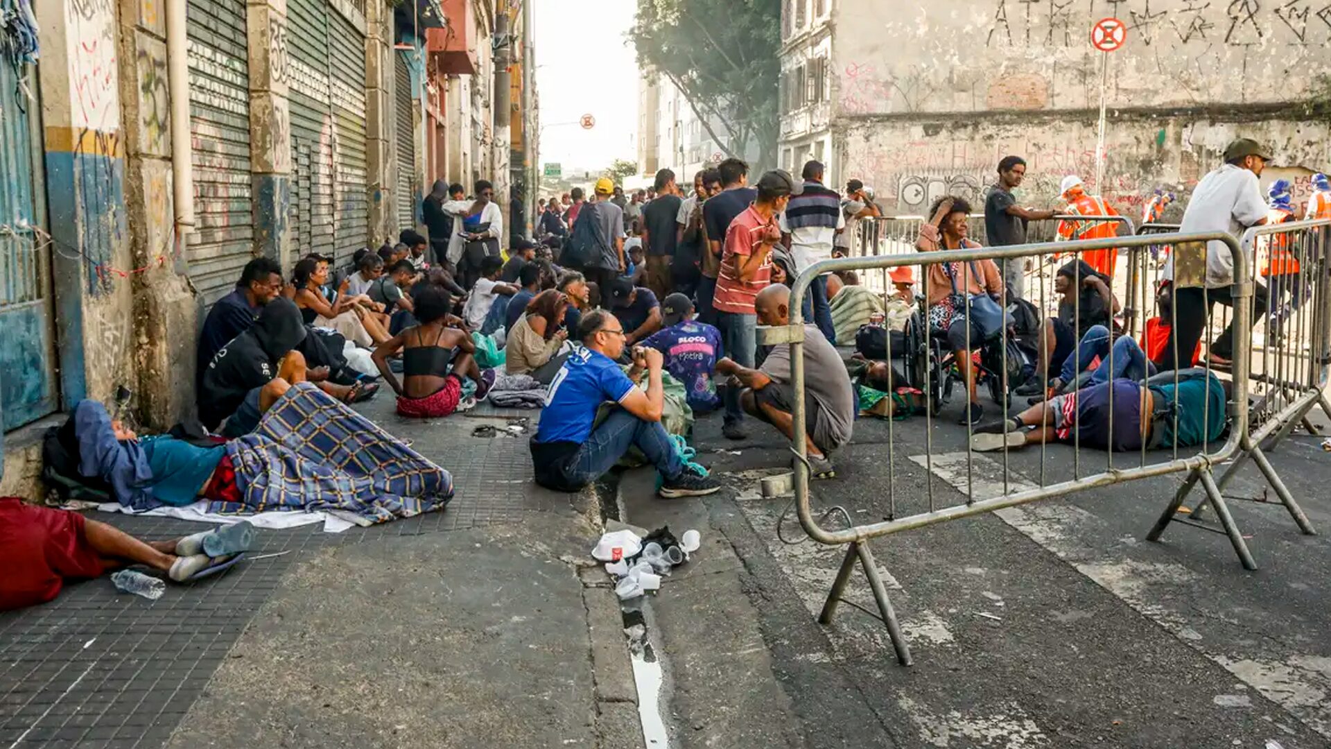 Prefeitura de São Paulo constrói muro na Cracolândia