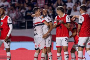 São Paulo vence o Majestoso em dia marcado por chuva e muitos gols