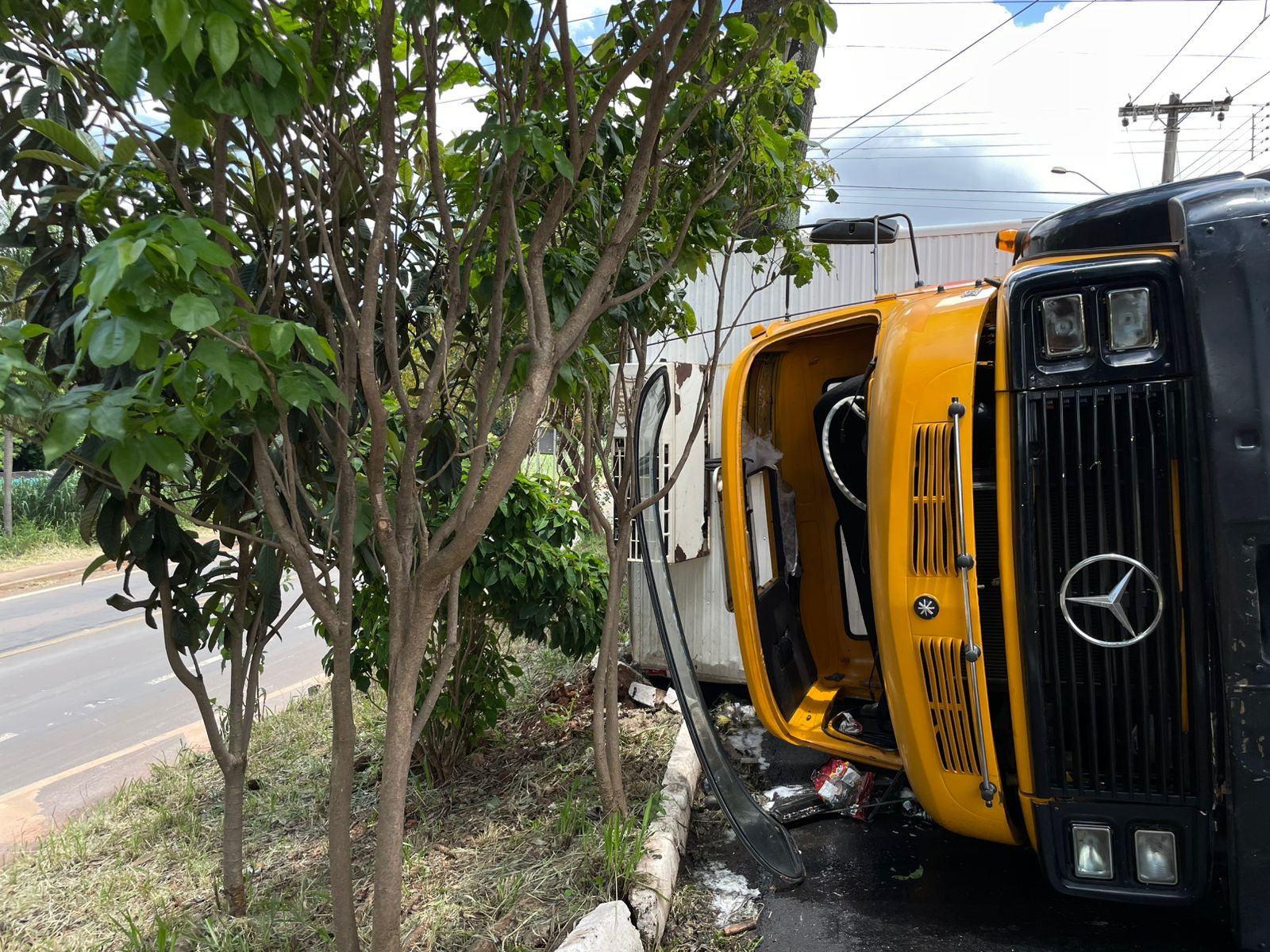 Três ficam feridos após tombamento em Cordeirópolis