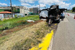 Caminhão carregado de suco tomba na Anhanguera, em Limeira