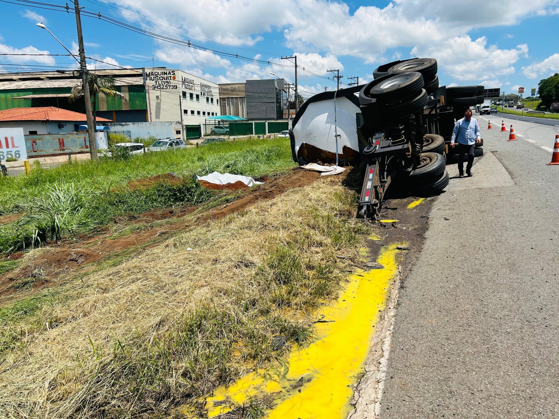 Caminhão carregado de suco tomba na Anhanguera, em Limeira