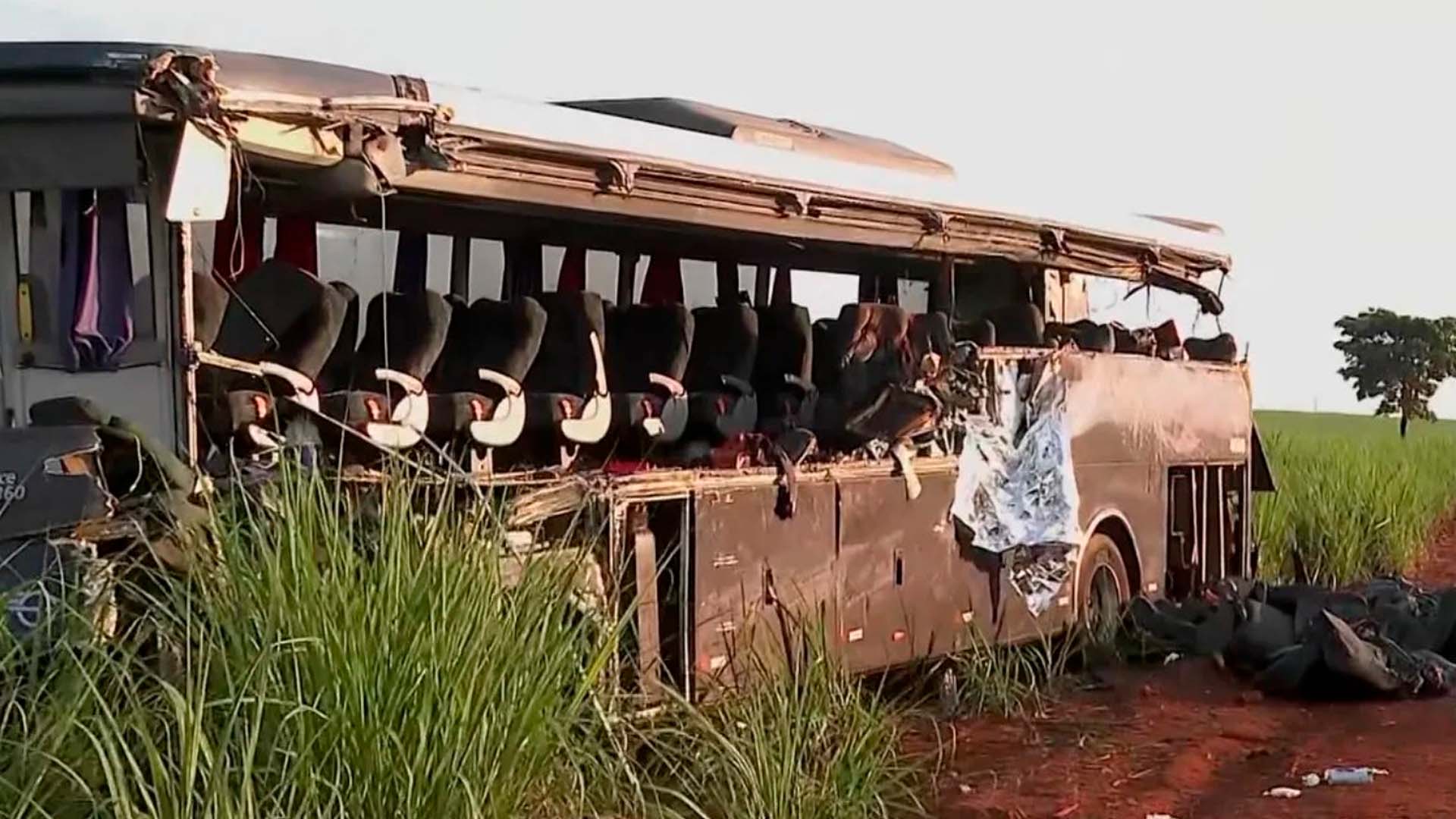 Acidente entre caminhão e ônibus deixa 12 mortos e 19 feridos