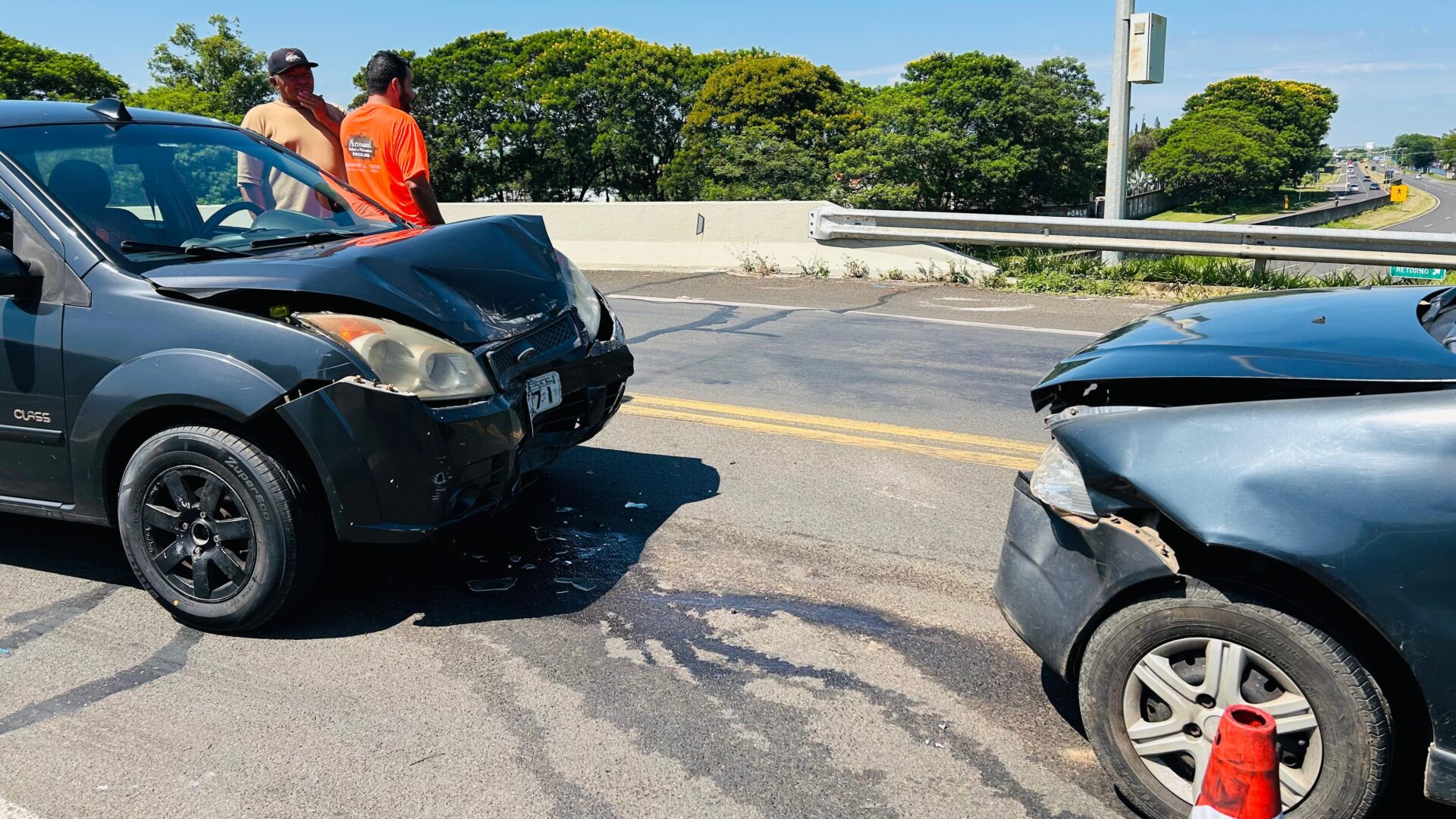 Acidente frontal no pontilhão próximo ao Isca deixa feridos leves
