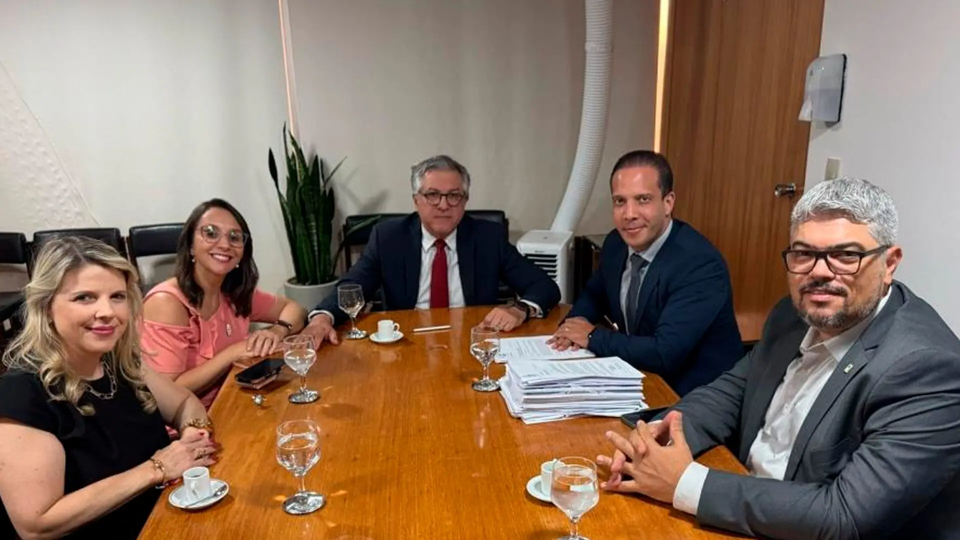 Aeroporto, moradias, creches, viaduto, instituto: prefeito vai a Brasília em busca de recursos