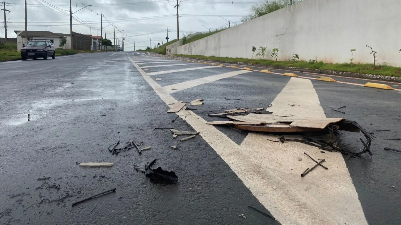 Atenção motorista tampa de bueiro solta gera preocupação no Jd. Primavera