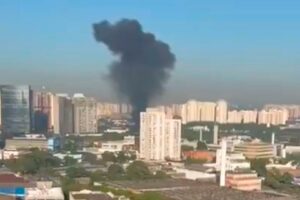 Avião de pequeno porte cai na Barra Funda, em São Paulo, e deixa dois mortos