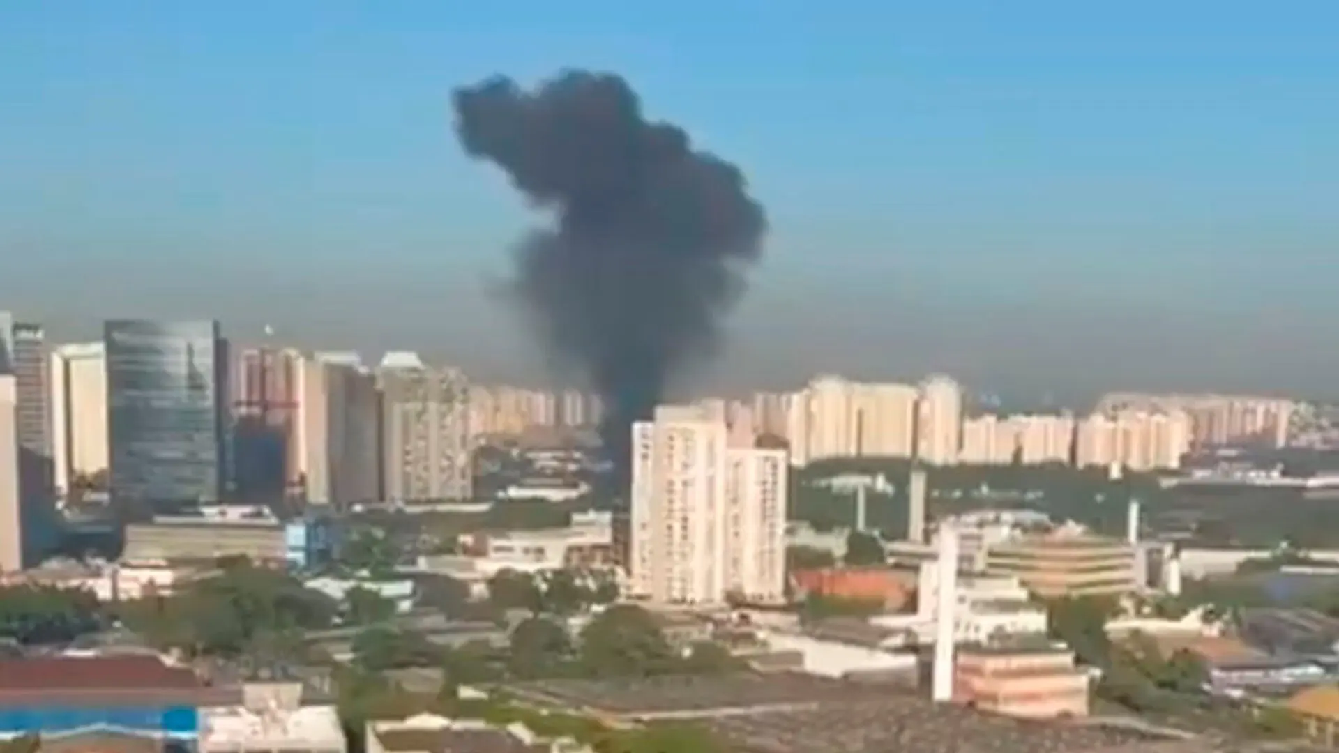 Avião de pequeno porte cai na Barra Funda, em São Paulo, e deixa dois mortos