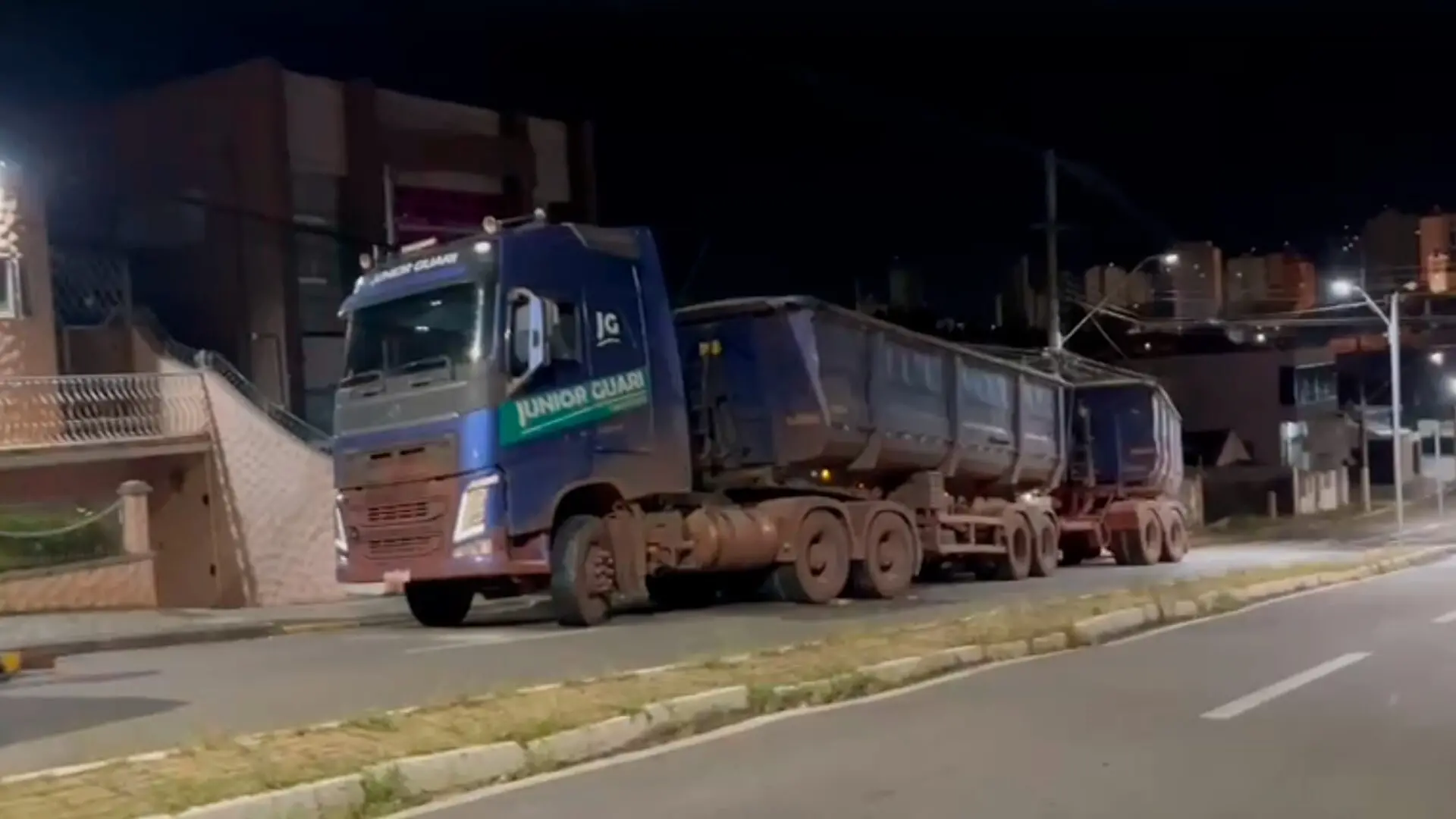Bitrem interdita Av. Laranjeiras, em Limeira